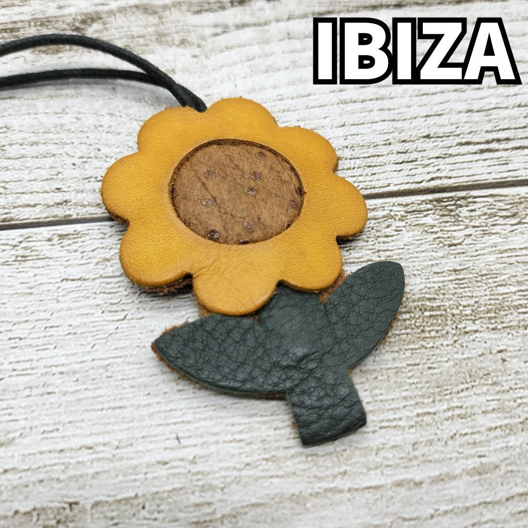 【ナチュラルな可愛さが光る✨】　Ibiza イビザ　バッグチャーム ひまわり フラワーデザイン フラワーモチーフ キーホルダー 革小物　黄色