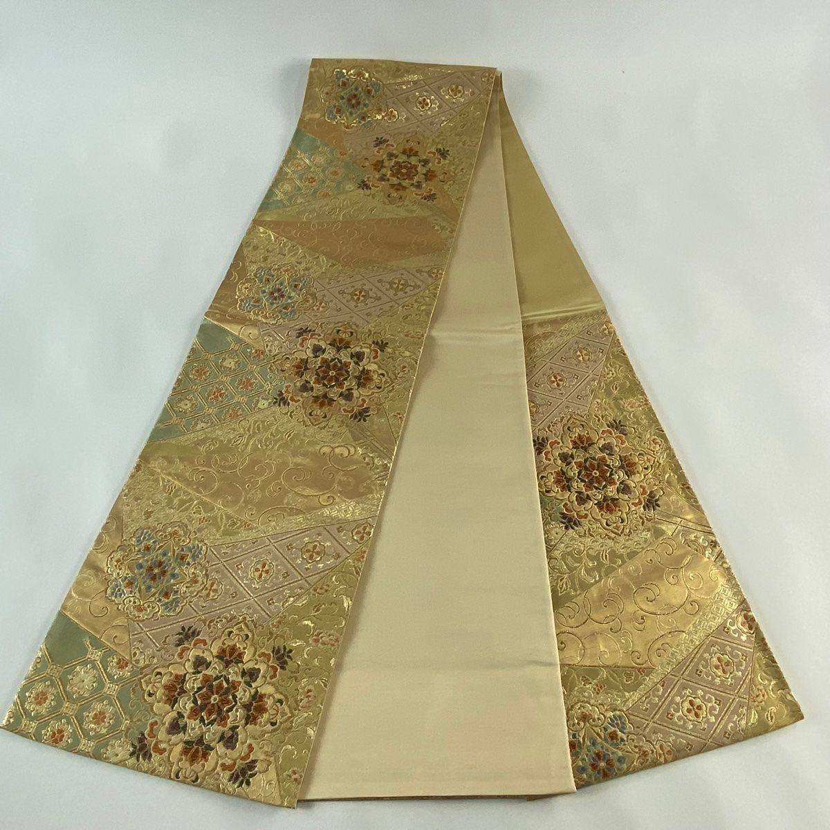 袋帯 美品 逸品 華文 花唐草 刺繍 金糸 金色 六通 正絹 【中古