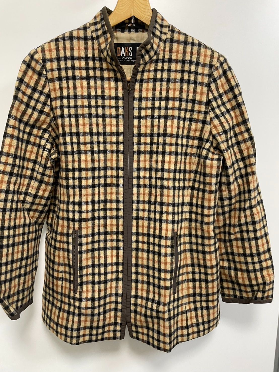 新品未使用　DAKS ベージュ ジップアップジャケット L DAKS ジップアップジャケット チェック 13ABR M - メルカリ