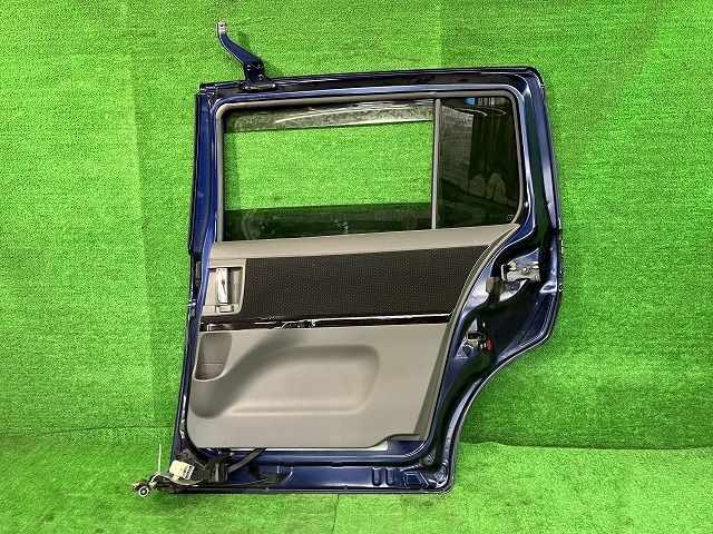 アイシス ANM15W 右リアドア プラタナ 4WD ニホンイタ M31Q8 67003  