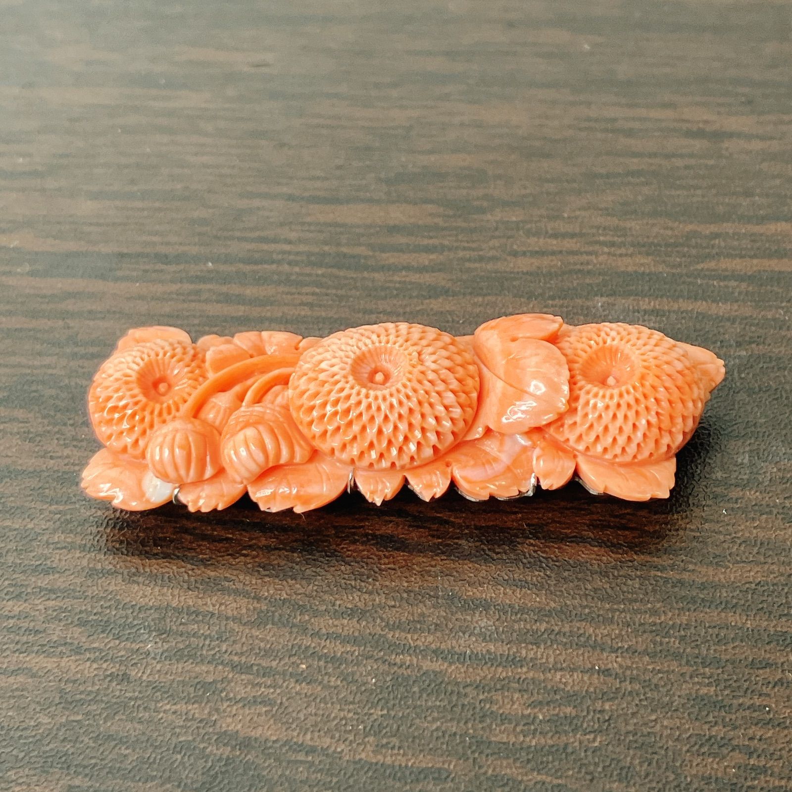 本珊瑚 帯留め 菊花彫刻 シルバー枠 天然サンゴ 彫刻細工 和装小物 約5cm