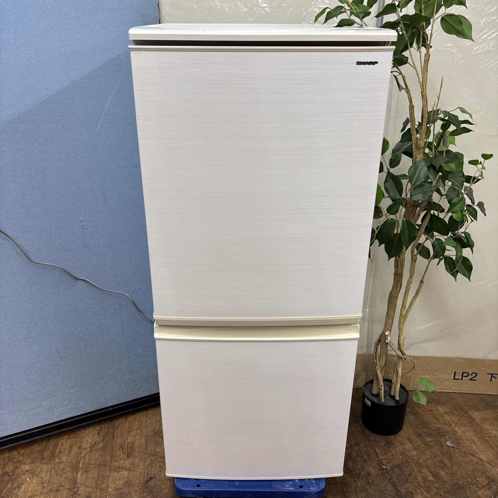 I675 🌈 名古屋市近郊配送設置無料！ SHARP 冷蔵庫 (137L) 2ドア