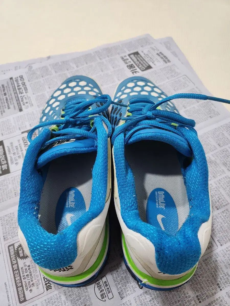 NIKE
