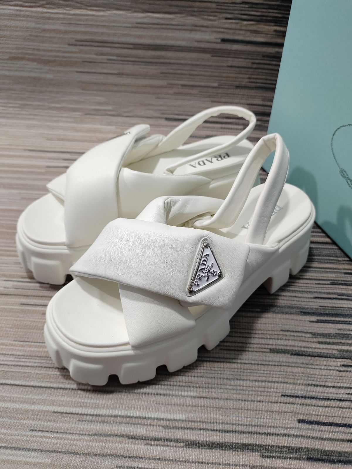 新品☆未使用PRADA プラダ サンダルモノリスパディングサンダル極?美 
