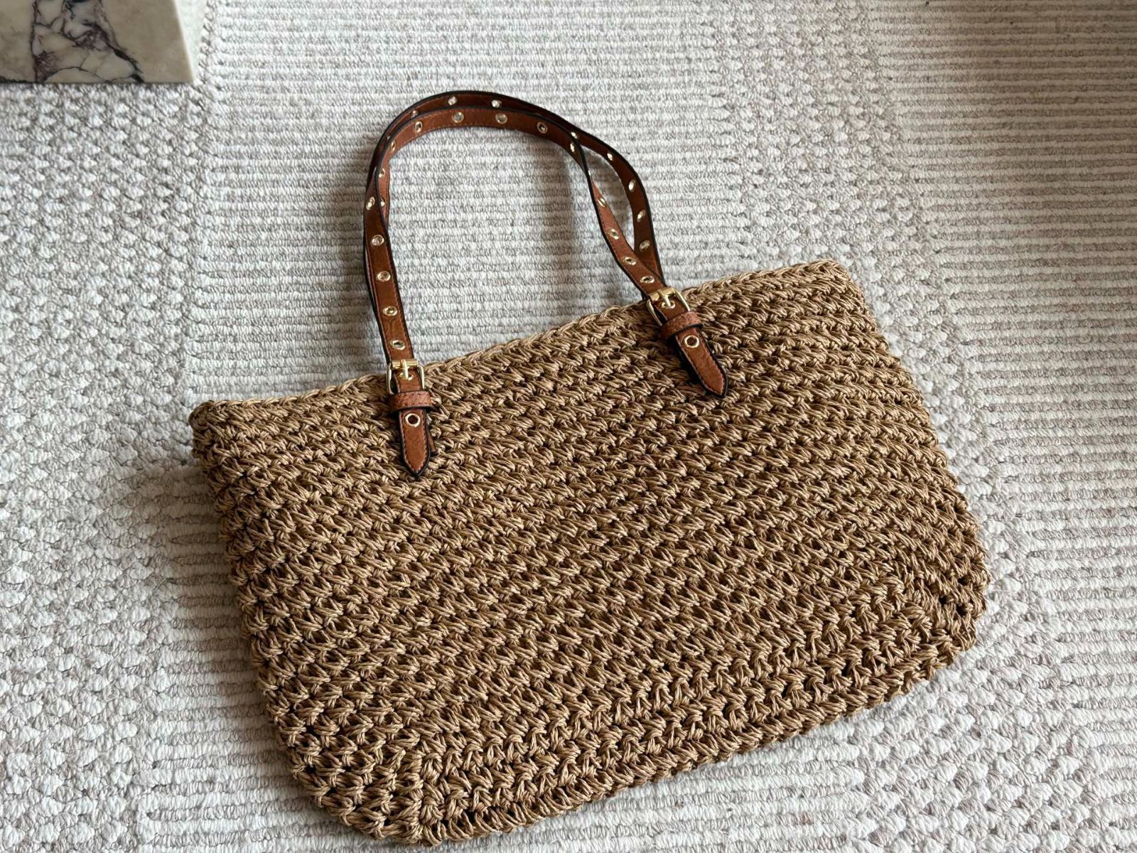 国内発 PRADA Straw トートバッグ 人気 新生活の相棒に。プラダのトートバッグ【ファッションマニア365