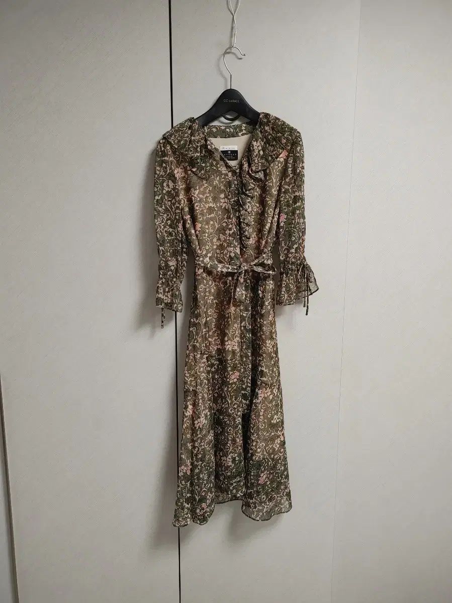 Vネックドレス