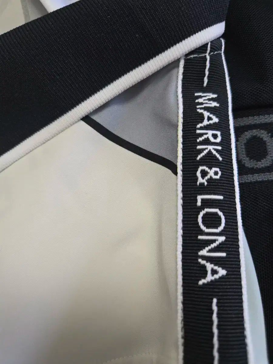 マークアンドロナ 半袖ハイネックシャツ 黒 アイアンスカル