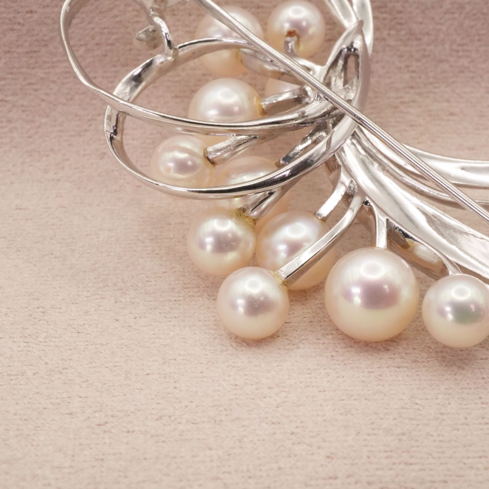 ミキモト シルバー　リボン型ブローチ　未使用　美品 MIKIMOTO - 美品 ミキモト ブローチ シルバー ベビーパール