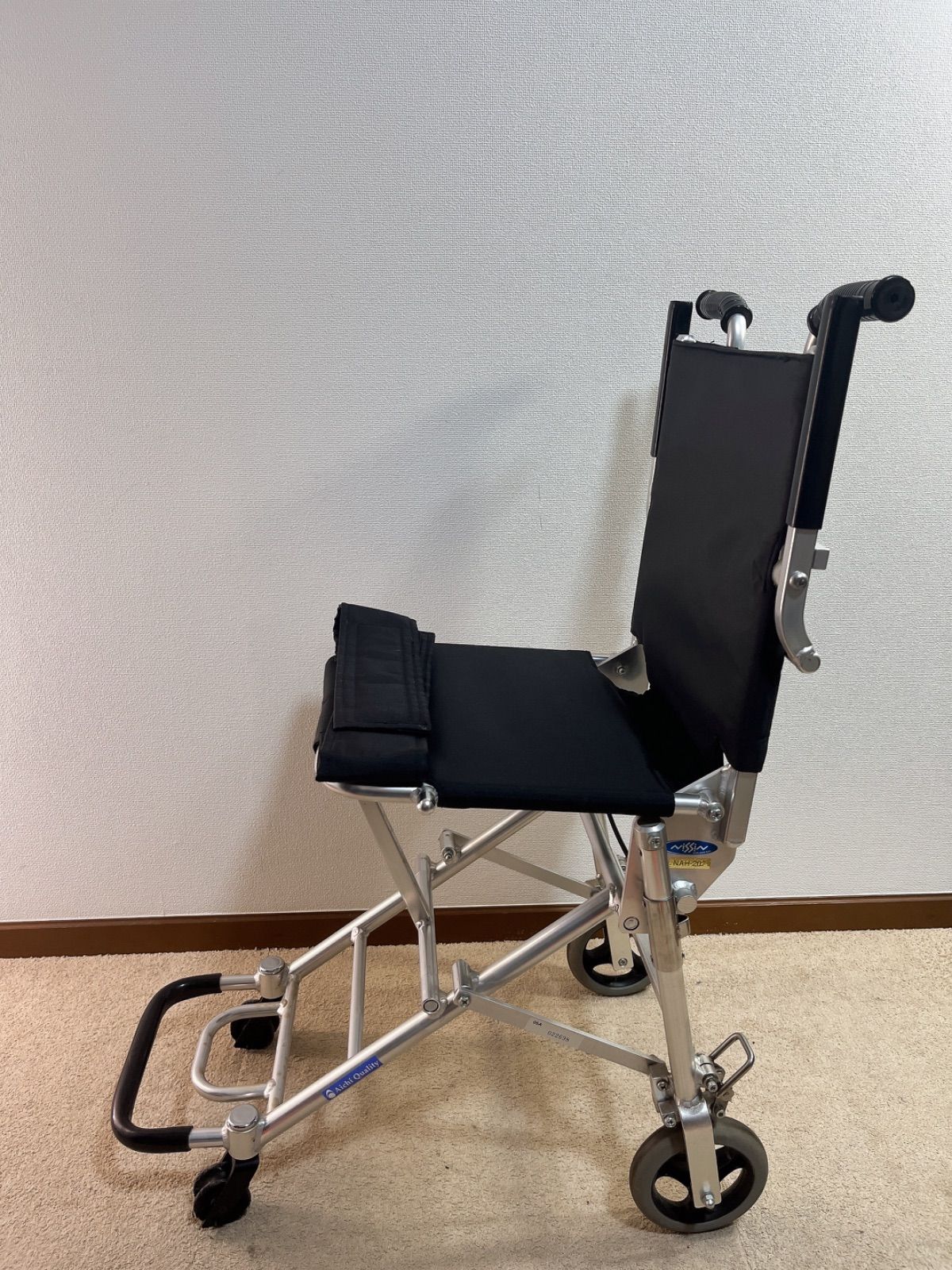 前輪新品】日進医療器 高級 携帯 車いす NAH-207 アルミ製 軽量 5.5kg