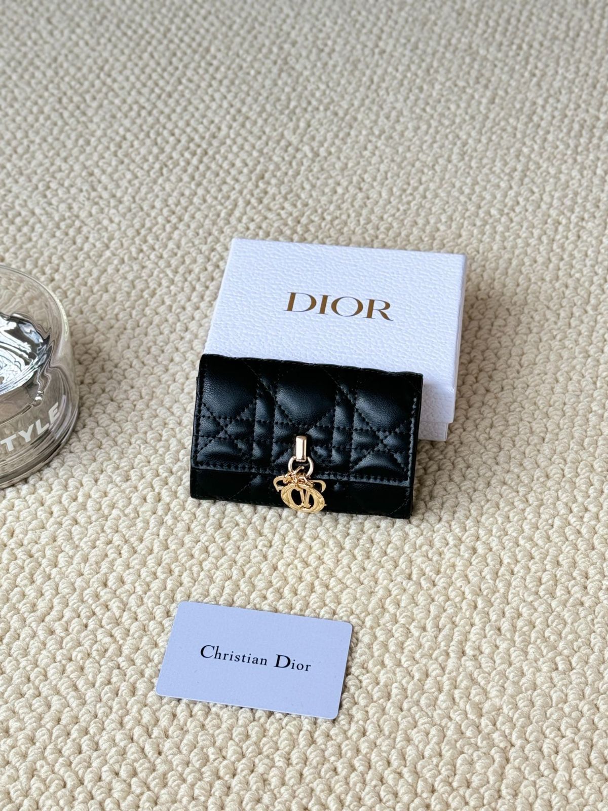 今日 My Dior Glycine ウォレット ラズベリーピンク 藤の花モチーフ エレガントで実用的なデザイン |