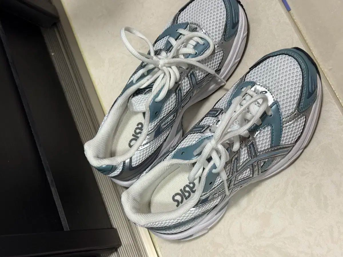 アシックス 白 グレー ランニングシューズ