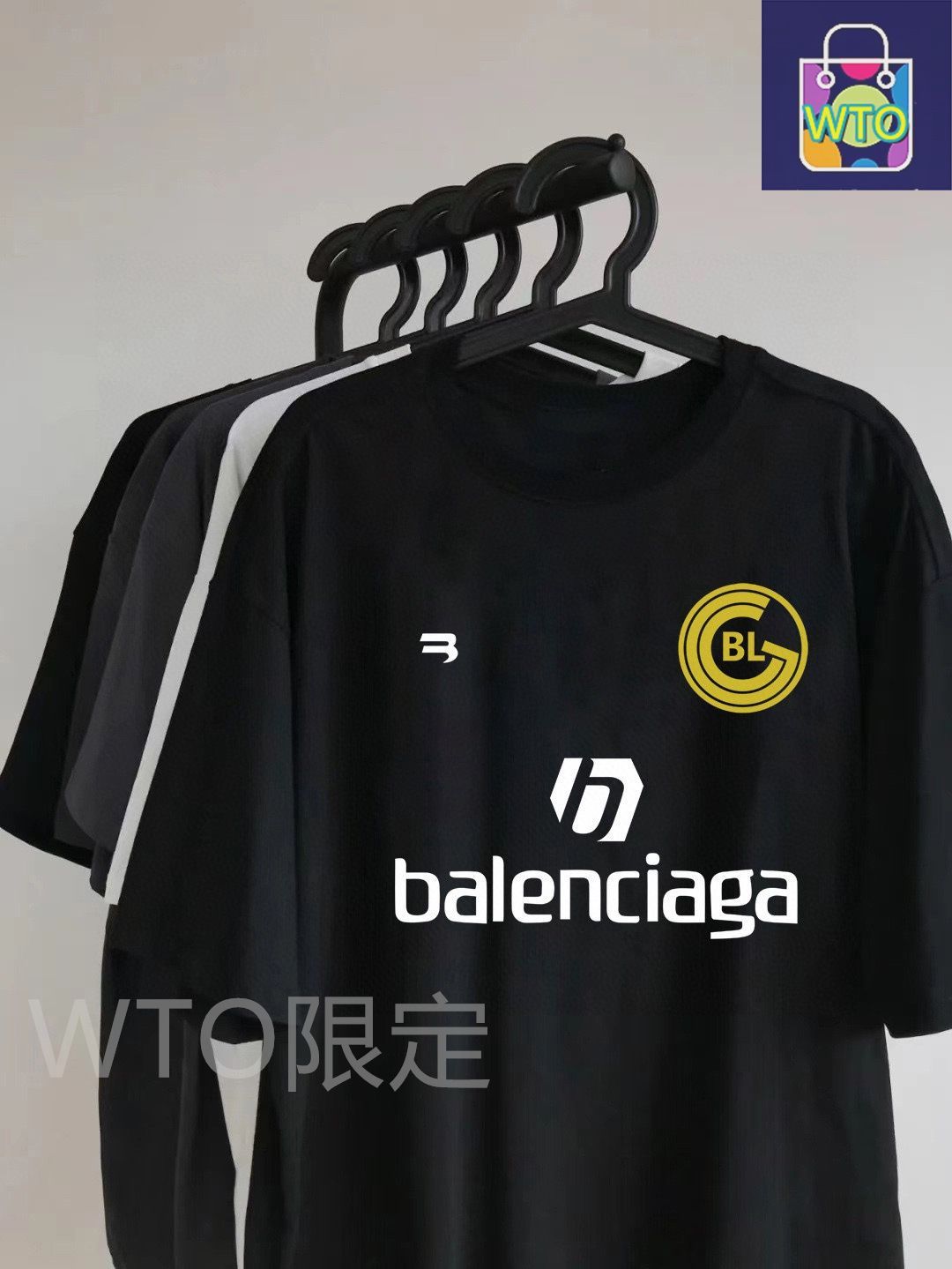 この半袖はバレンシアガのコラボレーションモデルで 最新のデザインです