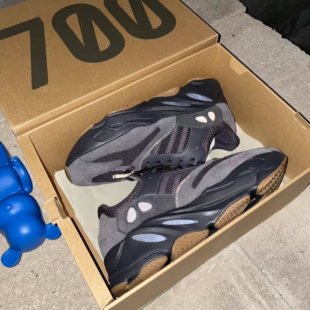 【adidas】Yeezy Boost 700'Utility Black'