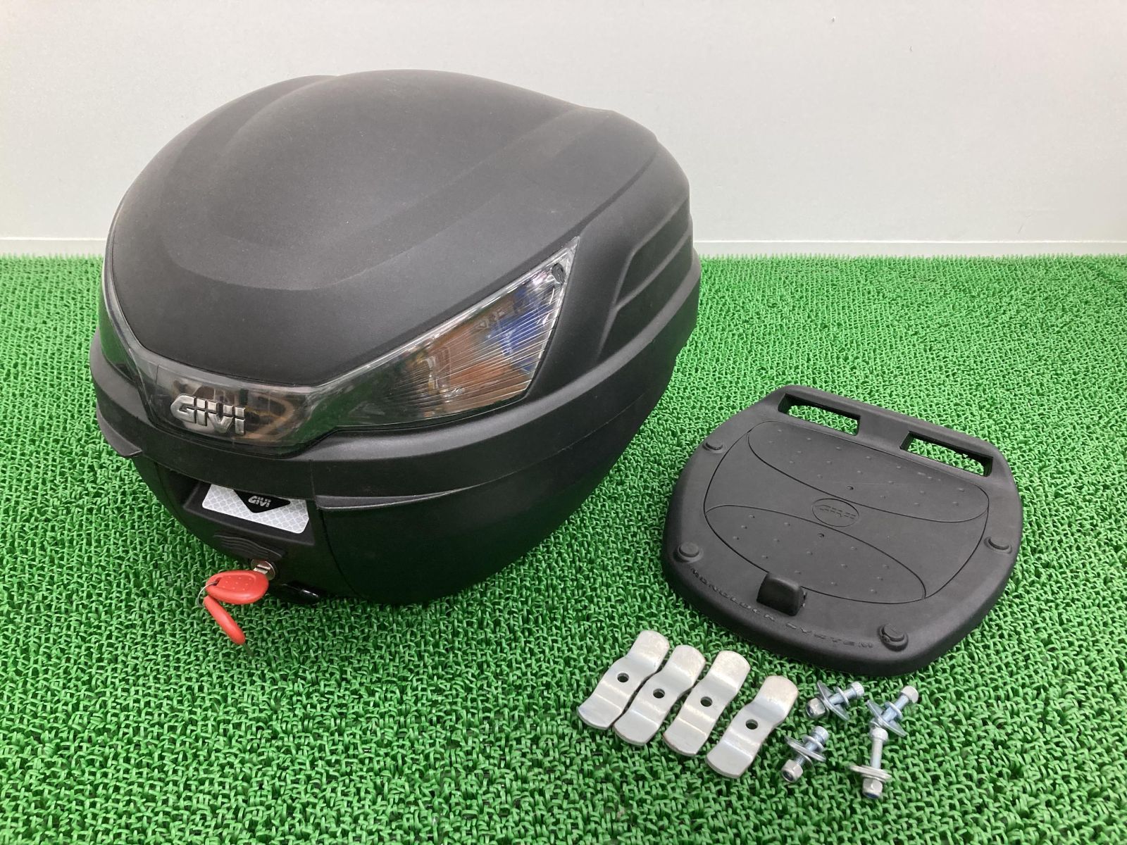 GIVI製 トップケース 社外 中古 バイク 部品 27L B27N2D リアボックス テールボックス スモークレンズ 鍵・ベース付き
