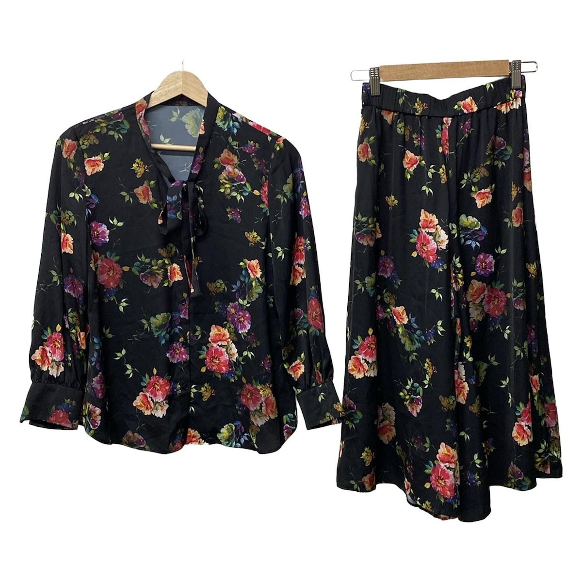 ANAYI アナイ レディースパンツセットアップ レディース - 黒×レッド×マルチ 花柄|ウエストゴム