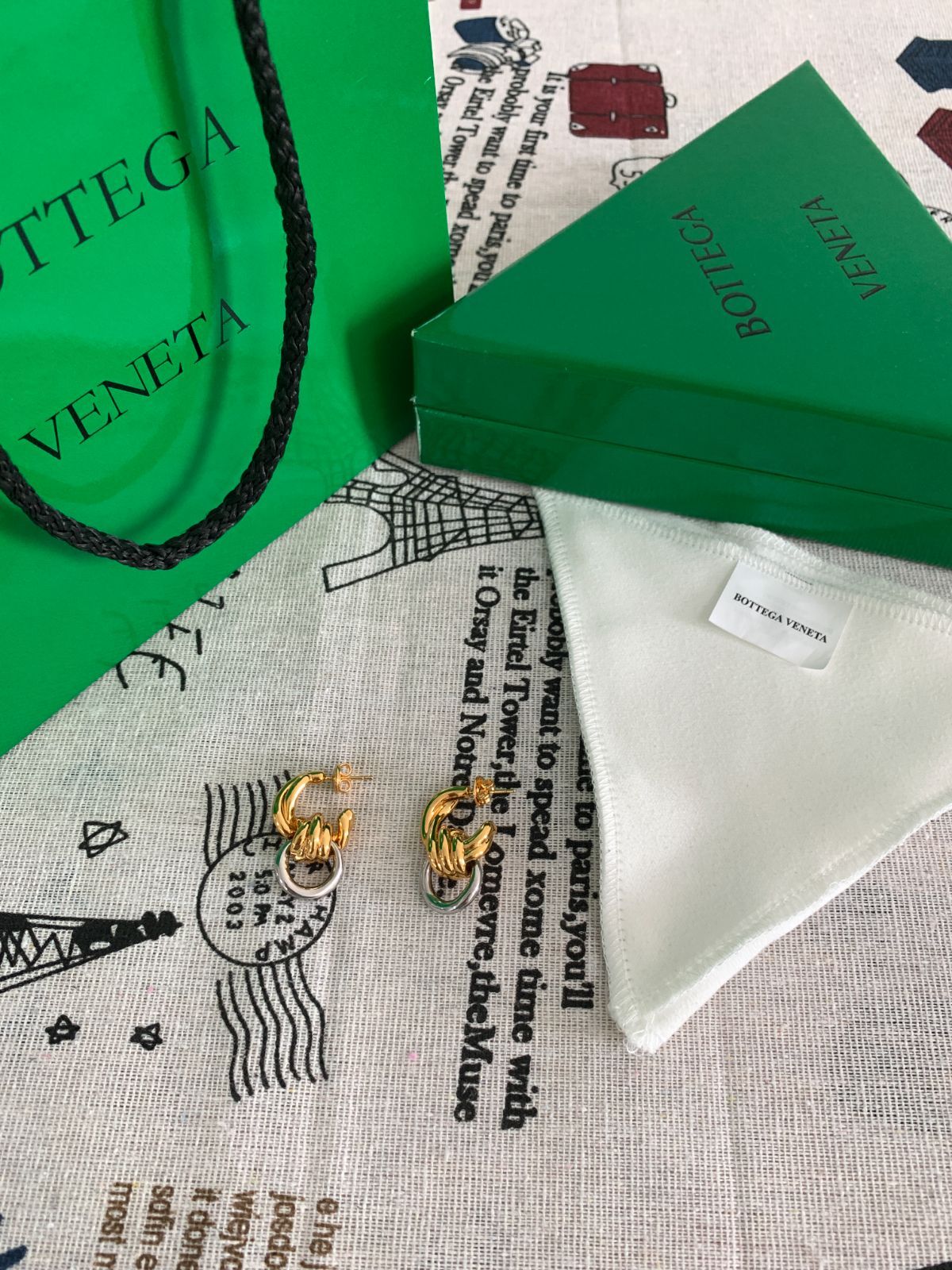 綺麗☆BOTTEGA VENETA ノット スタッズピアス バイカラー☆ お洒落度UP BOTTEGA VENETA◇ノット スタッズピアス バイカラー