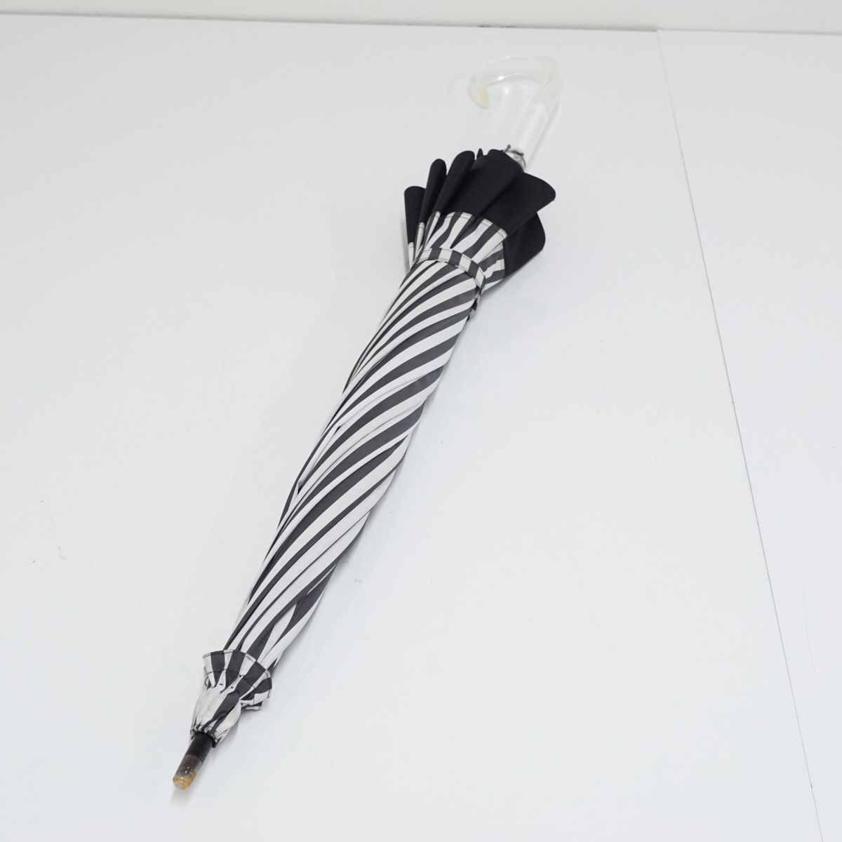 サンバリア100 完全遮光日傘 USED美品 Mサイズ 白黒ストライプ コンビ