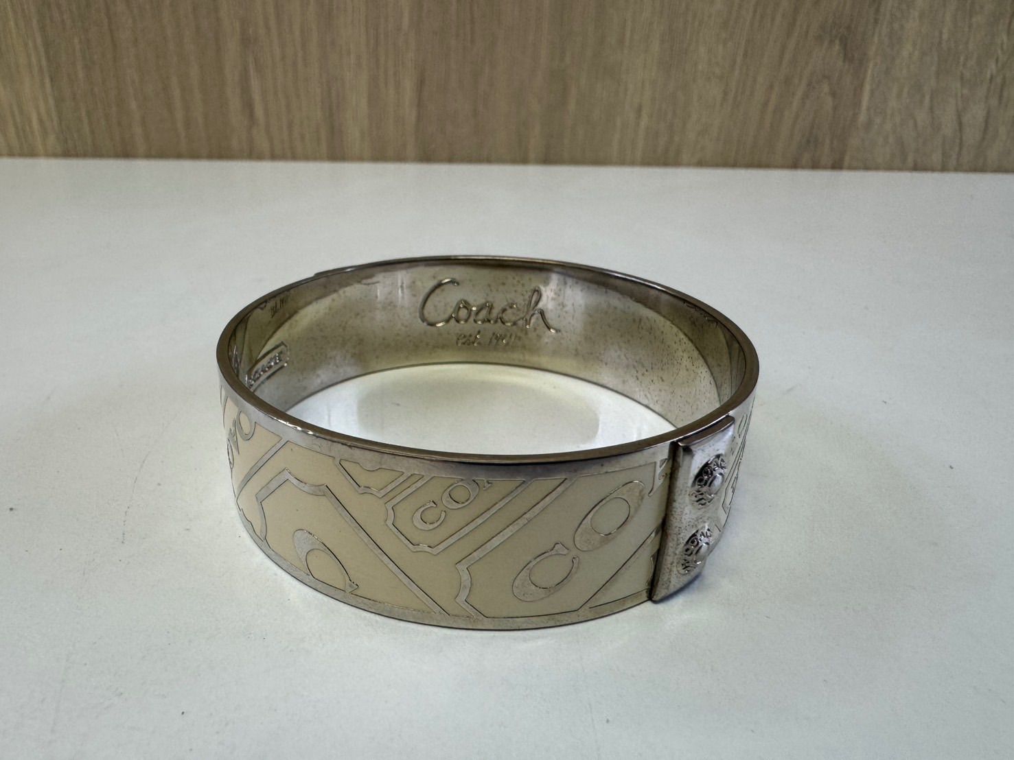 中古品】 COACHコーチ ロゴ入り バングル 白ホワイト×シルバー 