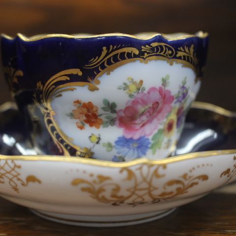 極上 マイセン Meissen ボタン剣 カップ＆ソーサー コバルトブルー 窓絵 22金彩 フラワーブーケ 昆虫 一級品 エキスパート藤沢辻堂店  アンティークマイセン 古マイセン 1850年-1924 - メルカリ