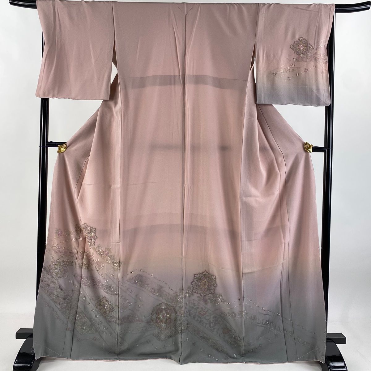 訪問着 身丈169cm 裄丈67cm M 袷 華文 草花 金糸 汕頭刺繍 ピンクベージュ 正絹 秀品