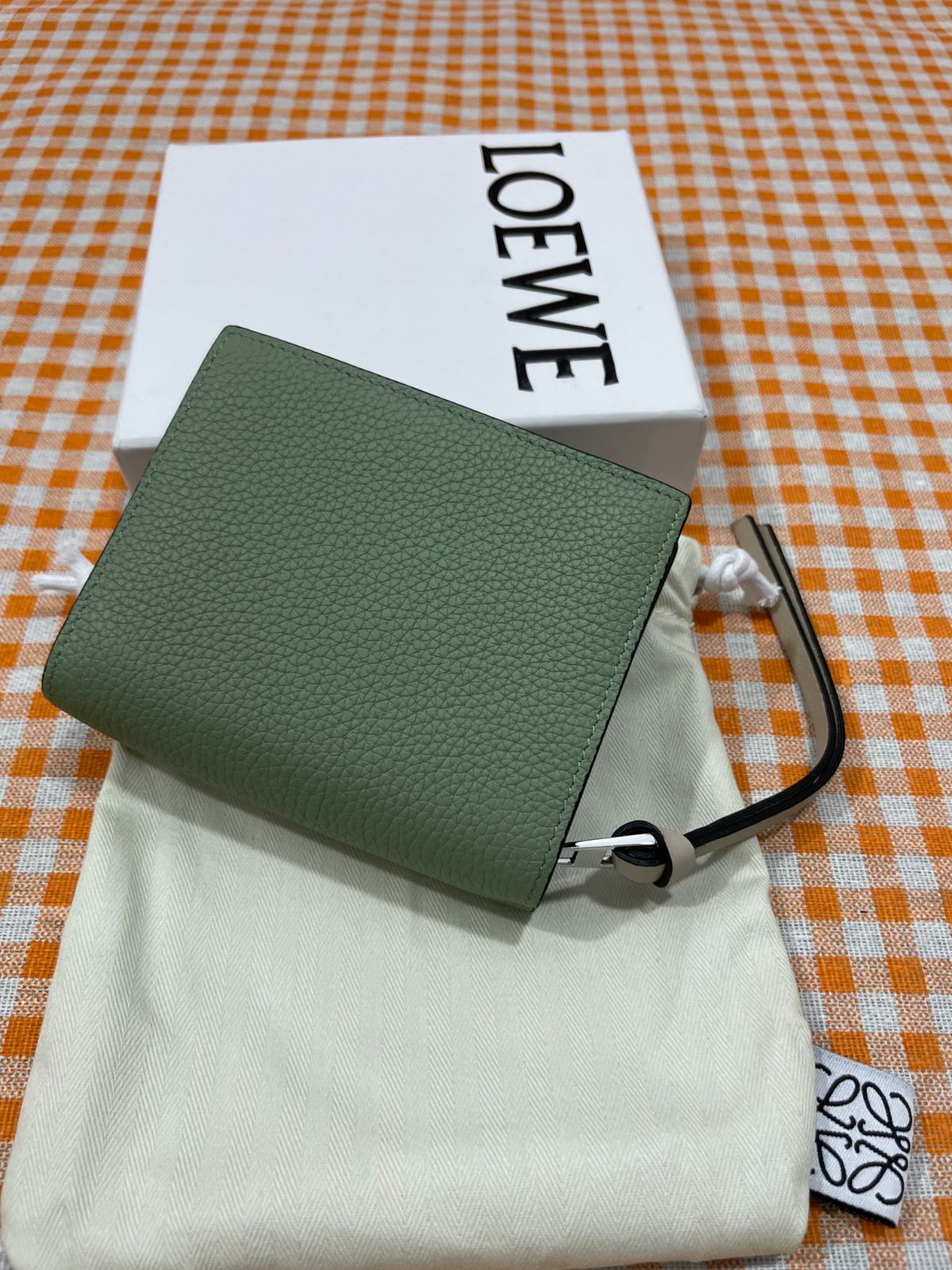 ✨新品同様✨ロエベLOEWE グリーン 折り財布 小銭入れ 可愛い色