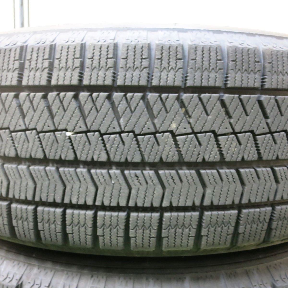 送料無料] バリ溝！22年！キレイ！9.5分☆スタッドレス 205/60R16