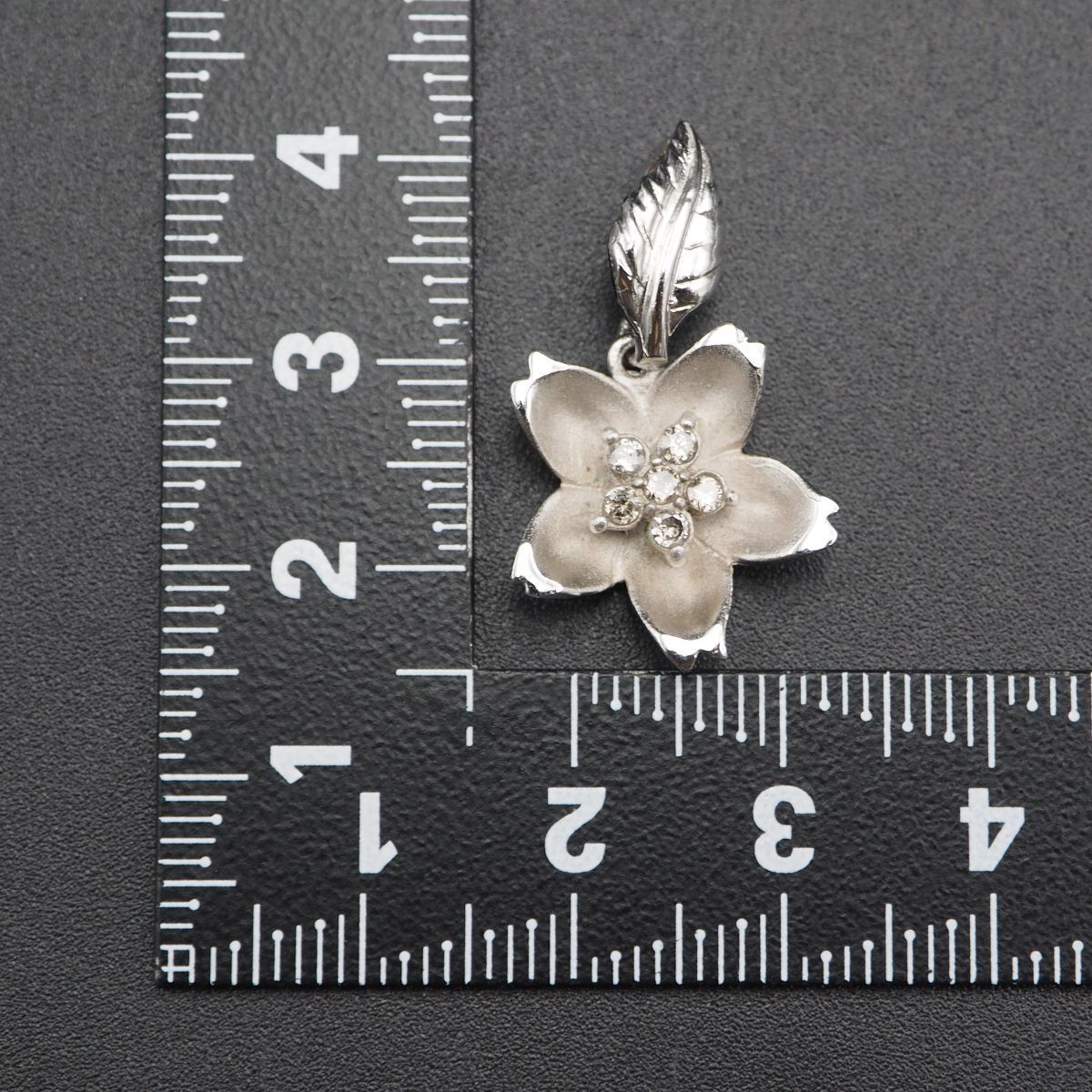 T232 ダイヤモンド 0.15ct ペンダント トップ 花 フラワー デザイン シルバー チャーム ヘッド - メルカリ