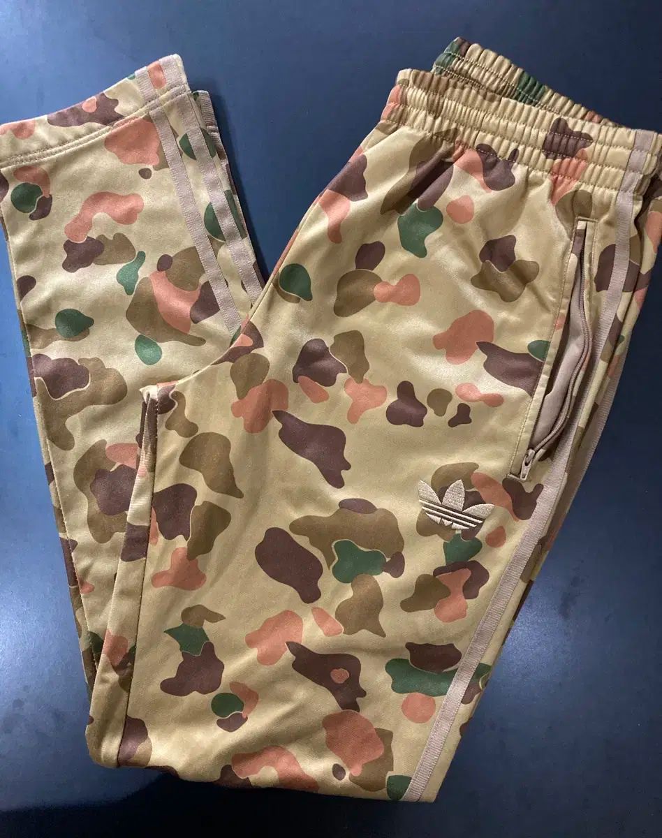 adidas アディダス トラックパンツ 迷彩柄 カモフラ ファイヤーバード adidas アディダス トラックパンツ 迷彩柄 カモフラ ファイヤーバード