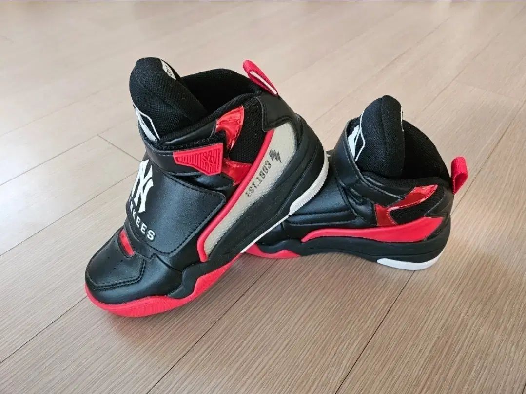 MLBキッズ ハイトップ スニーカー (新品)