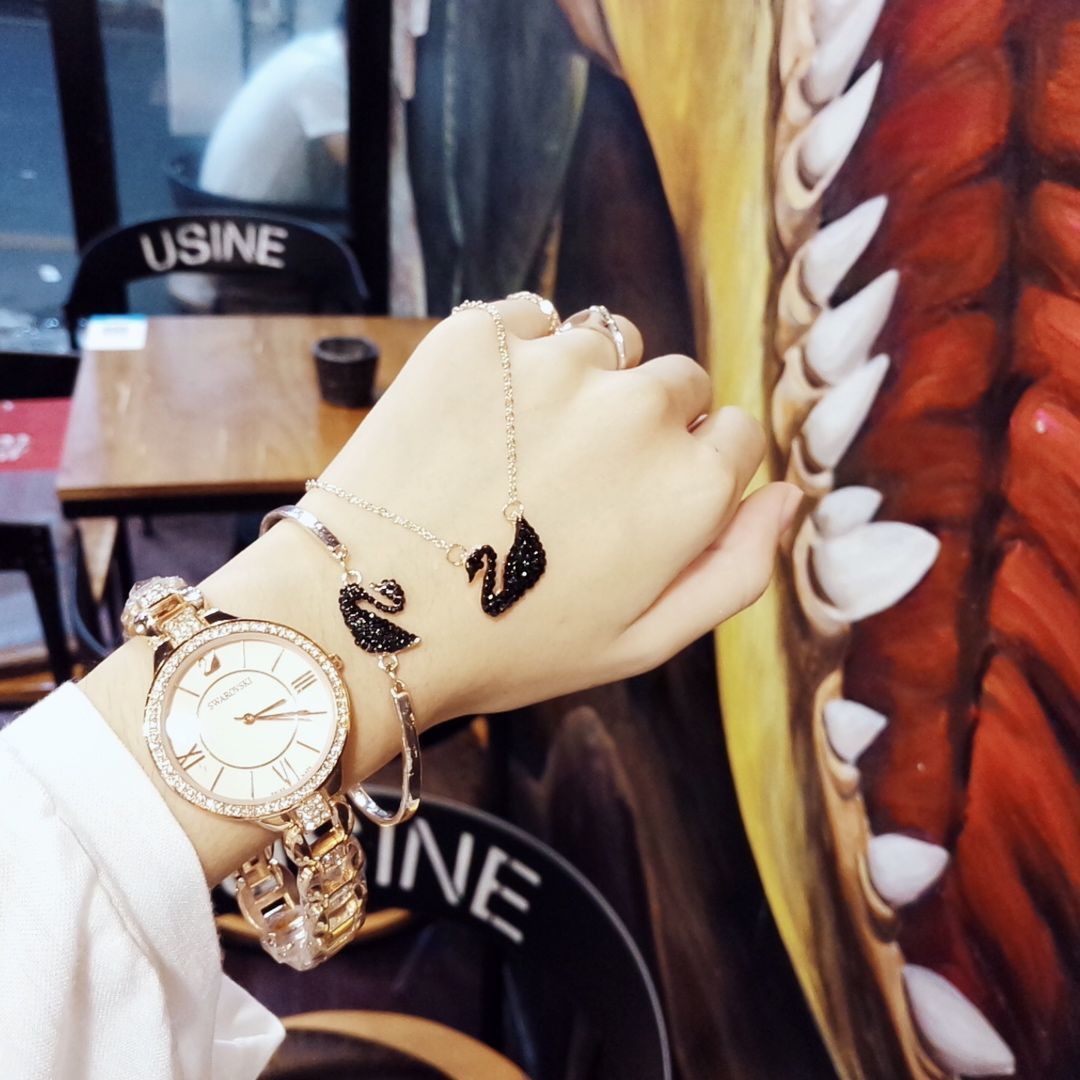 SWAROVSKI 腕時計 ネックレスセット 値下げしますた 今日特価】スワロフスキー 三件セット（腕時計＋ブレスレット＋