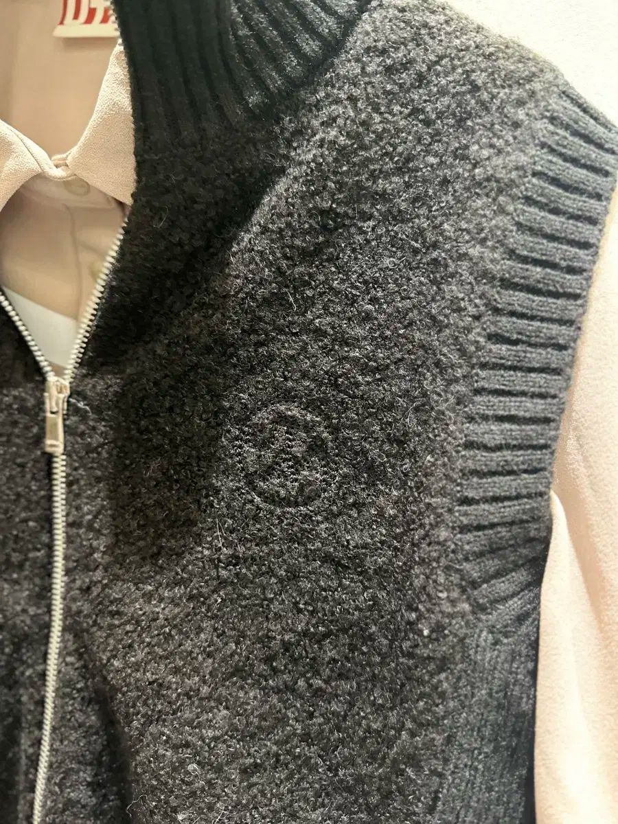 正規ショップ通販専門店。 UTAA ユタ州 長袖 カラシャツ＋ブラック ニットベスト ワゴンセールも実施中。