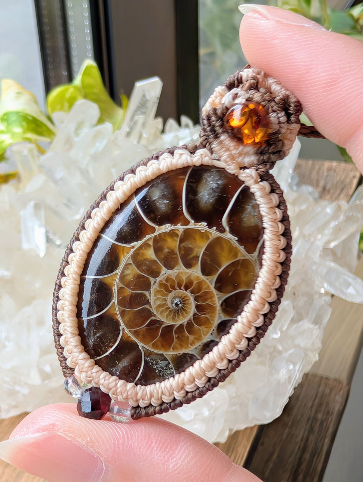 ☆アンモナイト・化石(ブラウンカラー)☆マクラメ編みネックレス 385