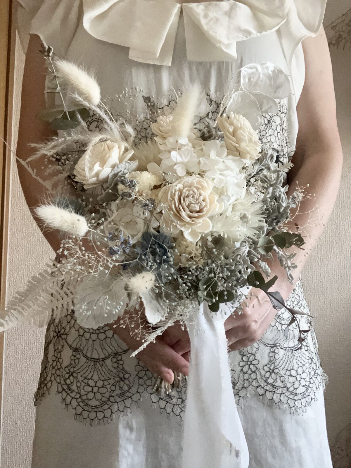 結婚式 ドライフラワー ブーケ 白 おまかせ ホワイトシルバーの抱える 