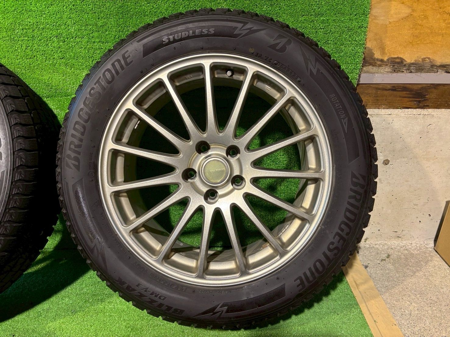 ☆ハリアー ZSU65 スタッドレスタイヤホイールセット 235/55R18