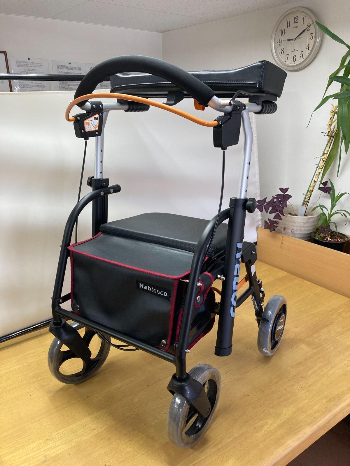 歩行器 コンパルリハモ 抑速ブレーキ付前腕支持型歩行車 福岡近郊引き渡しは１０００円引き