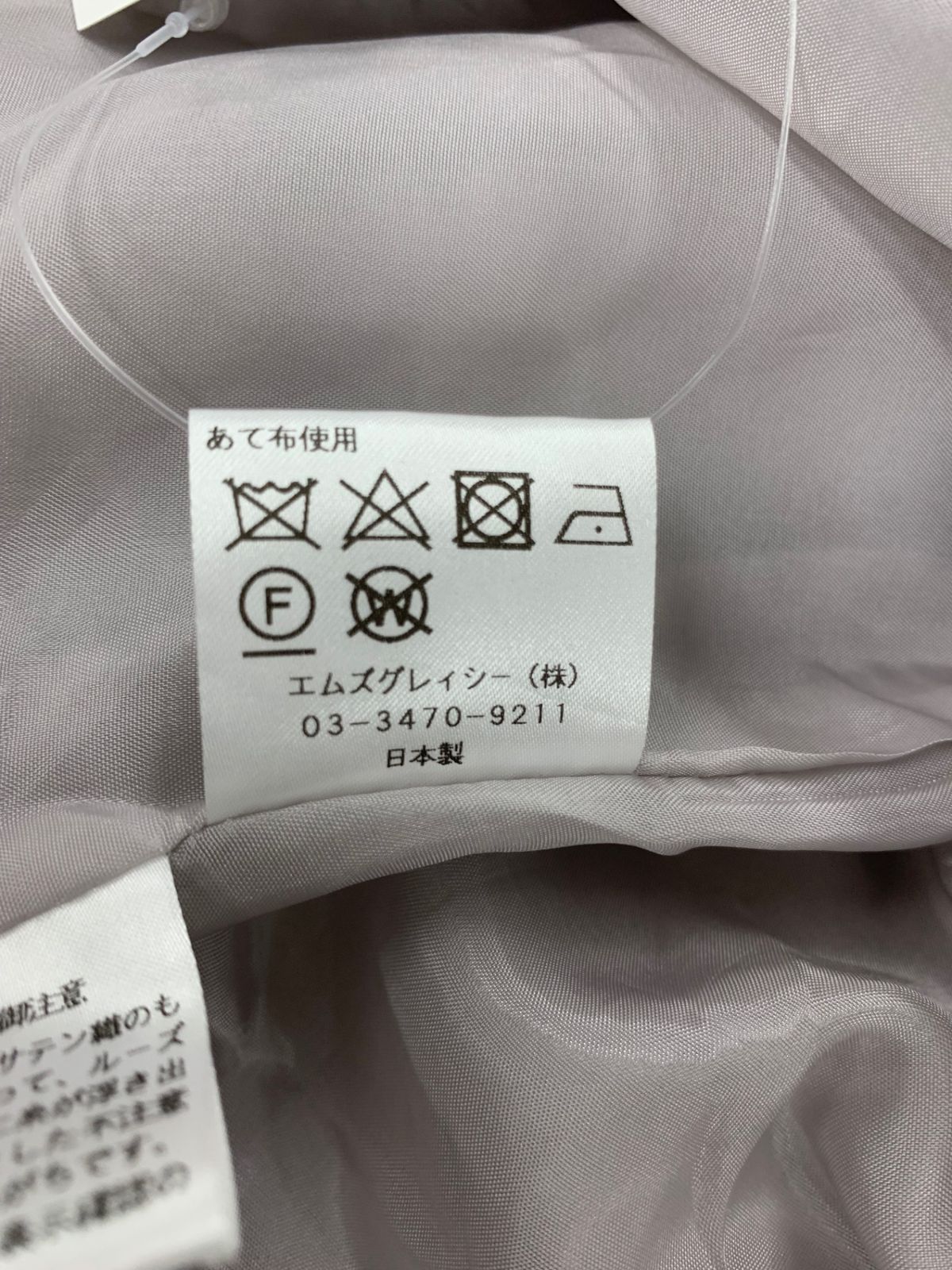 グレー