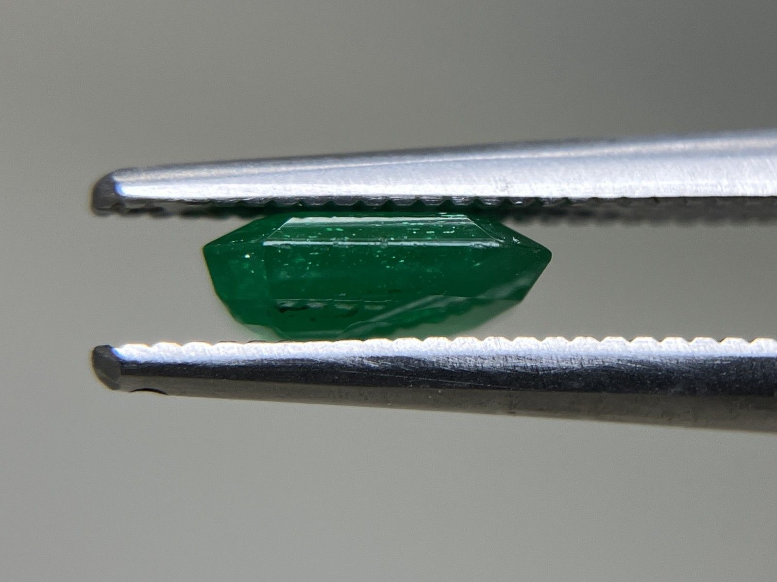 エメラルド 1.059ct 中央宝石ソーティング付き 7.16㎜×6.45㎜×2.88