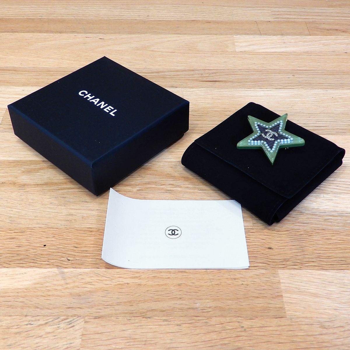 CHANEL 星形ブローチ 緑