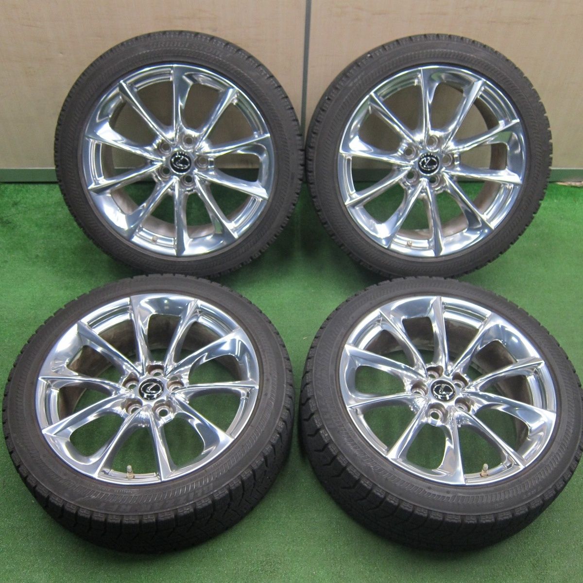 バリ溝‼️ブリヂストンスタッドレスタイヤ2019年製245/45R20 バリ溝‼️ブリヂストンスタッドレスタイヤ2019年製245/45R20