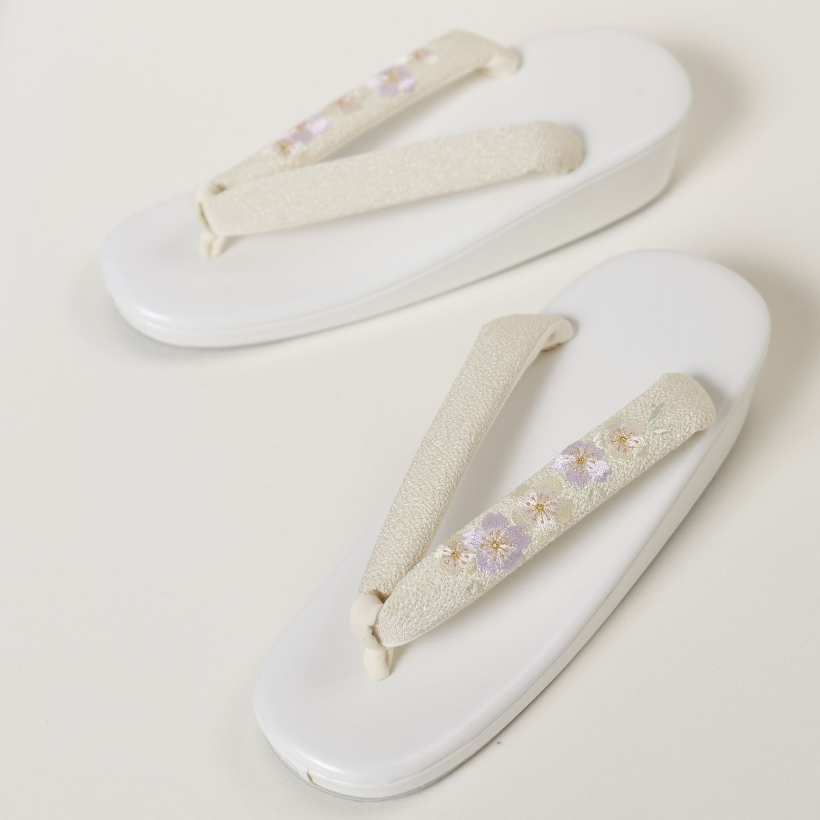 R芯草履 刺繍鼻緒 クリーム 日本製 - メルカリ