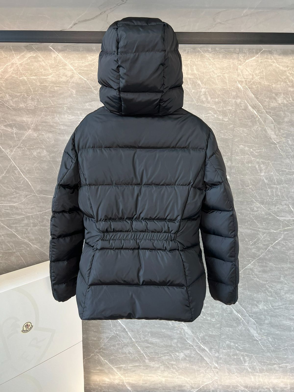 ＊即発可能＊ MONCLER AVOCE ショートダウンジャケット ブラック MONCLER】Avoce ショート ダウンジャケット フード付き ロゴ
