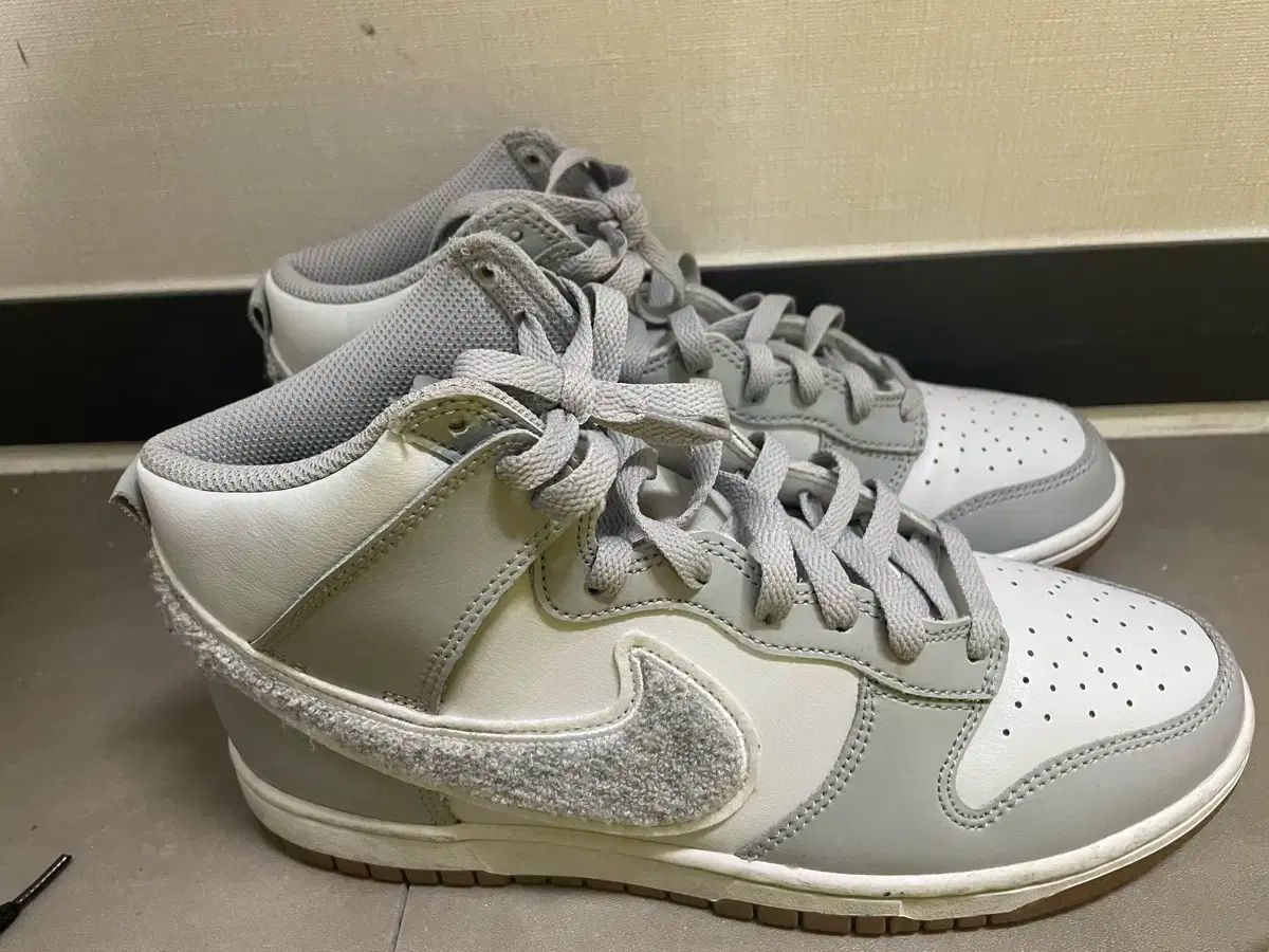 NIKE(ナイキ) ダンク ハイ ライト スモーク グレー 260
