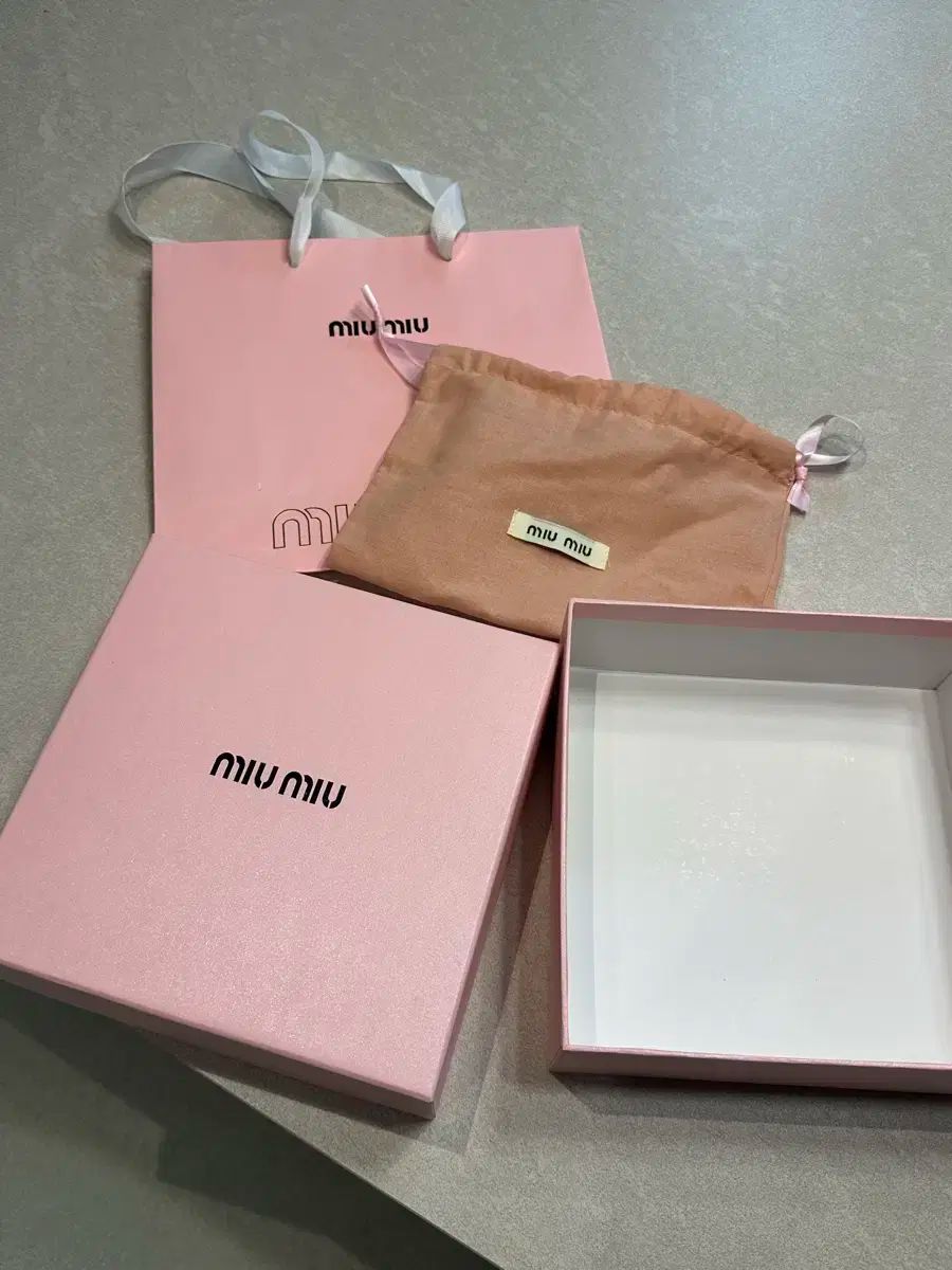 MIU MIU クラッチバッグ ピンク miu ミュウミュウ マテラッセ クラッチバッグ ピンク ベージュ
