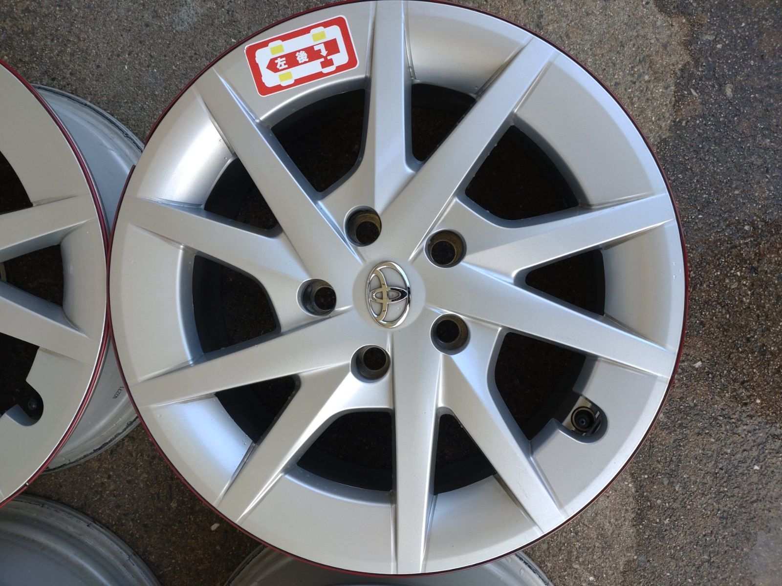 トヨタ　プリウスa　純正ホイール プリウスαのアルミホイール・純正サイズからドレスアップ - COBBY