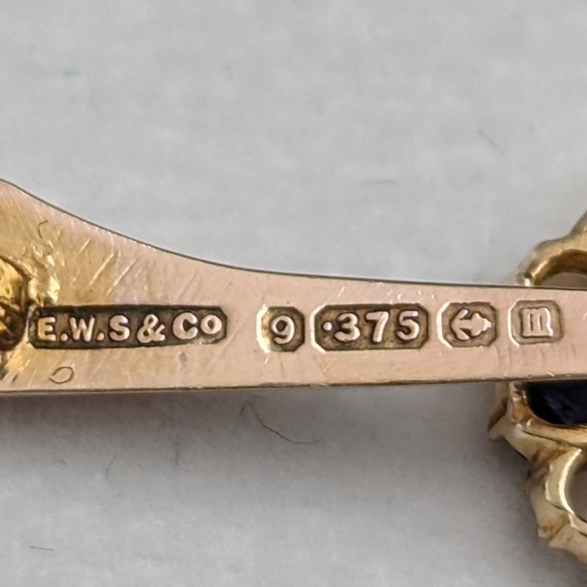 1911年 英国アンティーク 9ctゴールド製 ピンブローチ EWS & Co
