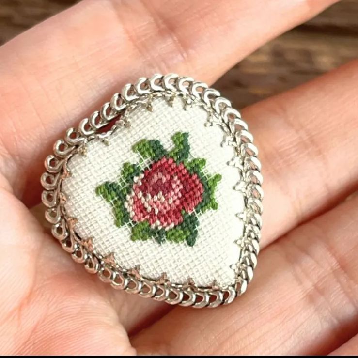 50's仏！プチポワン Petit point 薔薇 ローズ ハートブローチ - メルカリ