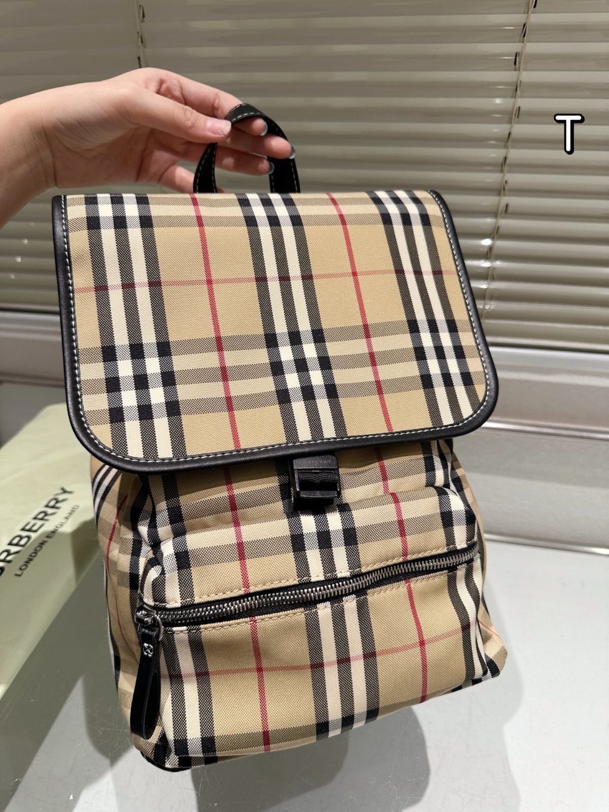 ★関税込み・送料無料★ バーバリー TB ロゴ エンボス スライド 今日特価】Burberry TB Backpack・バーバリー TB バックパック
