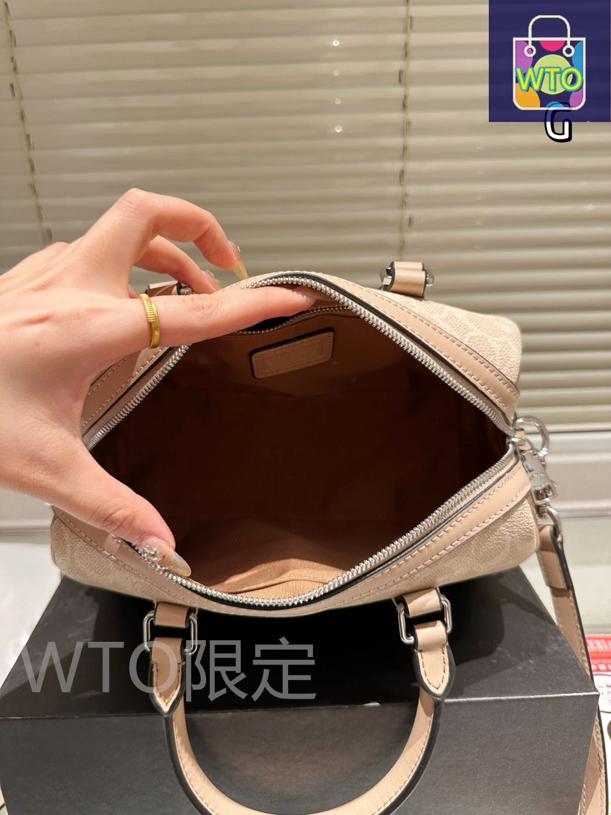 Coach ベージュ ボストン ハンドバッグ 今日特価】Coach コーチ ボストンバッグ クラシックで百搭なのが