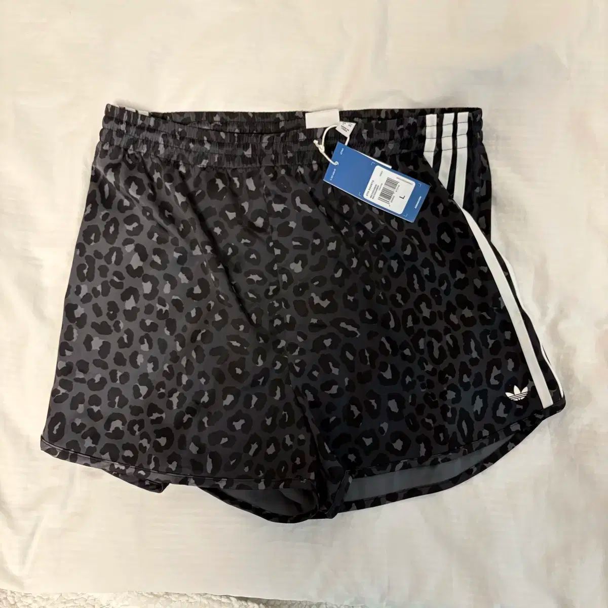 アディダス レオパード サテン ショートパンツ L