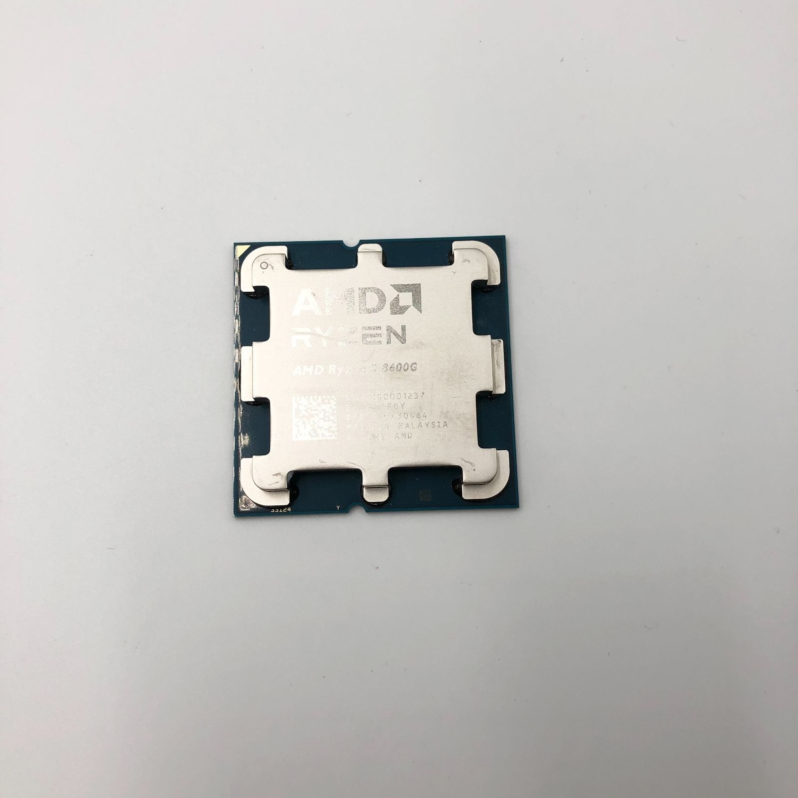 AMD CPU Ryzen 5 8600 G with Wraith Stealth Cooler AM 4 3 GHz 6コア 12スレッド 22 MB 65 W 品 100